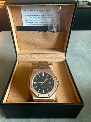 Royal   Seikoak   |   Rose   Gold Black - Helt ny Seiko med inspiration av Audemars Piguet Royal Oak i rosé guld.   Använd 2-3 ggr så helt ny!   Säljer pågrund av den inte används. Samlar på klockor och försöker nu sälja av mig lite.  Garantikort och verktyg för att själv kunna ställa in bandet medföljer.  Vid funderingar är det bara att höra av sig.