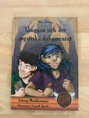 Skuggan och det mystiska dokumentet - En spännande äventyrsbok om Nike och Athena som ger sig ut på jakt efter ett hemligt dokument. Perfekt för dig som gillar mysterier och äventyr i bokform. Helt ny!💗