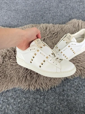 Valentino - Supersnygga Valentino Rockstud Untitled sneakers i storlek 43. Jag har kvar orginalbox samt dustbags, vilket följer med vid köp (skriv om du vill se bilder). Nya kostade de 8000 kr, vilket gör mitt pris relativt billigt. Observera att de har en liten slitning vid ena framtån, men i övrigt är de i mycket bra skick. Hör av dig vid minsta fundering! se mindre