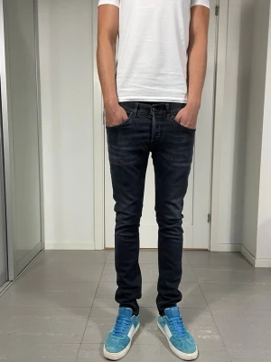 Dondup George Jeans  - Säljer nu dessa Dondup George jeans I NYASTE MODDELEN, mått: ca 37,5 och 103 cm. skriv för fler bilder/frågor🙌🏼