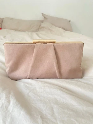 Rosa handväska/clutch - Fin rosa väska som kan användas både som en handväska med guldkedja eller en clutch då kedjan går att ”fälla in”. Passar perfekt till en bal eller att bara använda som vanlig väska💞 köpt från zalando, aldrig använd men har inte orginalförpackning annars nytt skick