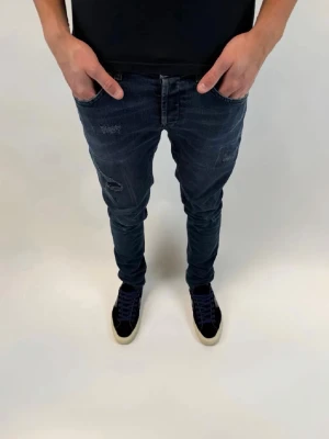 Dondup Jeans - Dondup Jeans George! Trendigaste jeansen på marknaden. Ny pris= 4000 kr Säljs för= 799 kr (Modellen har original slitningar från fabrik vilket är väldigt eftertraktat och populärt)