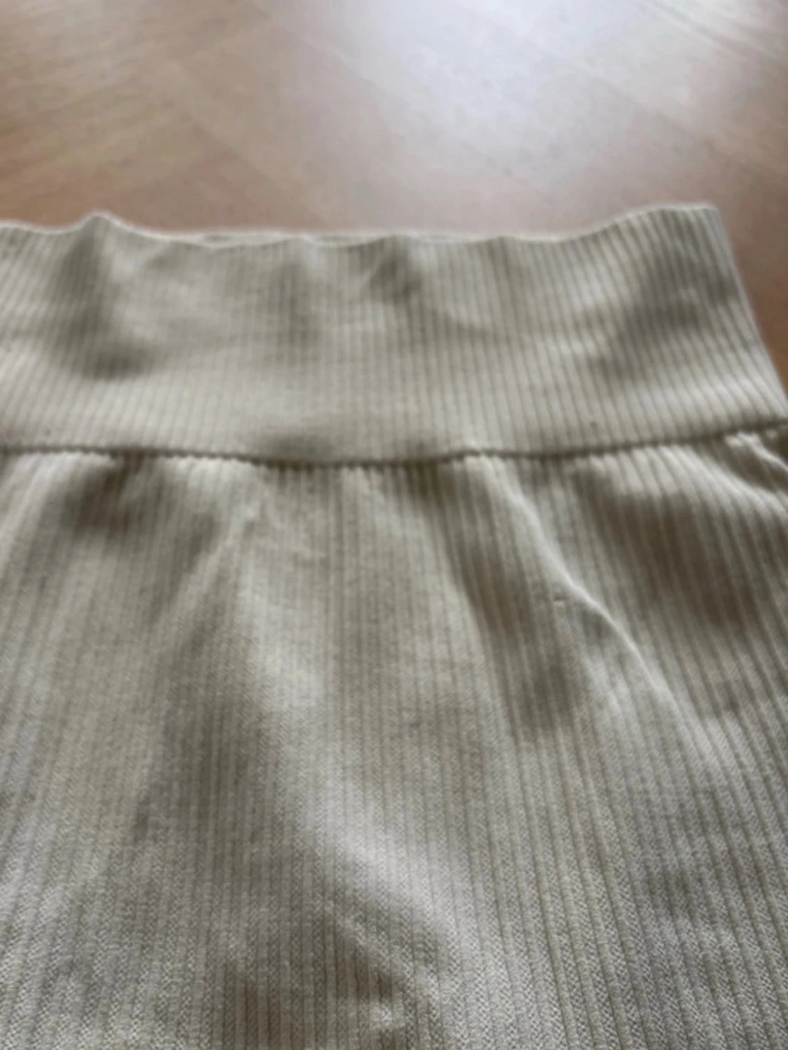 Beige ribbade leggings med hög midja - 1