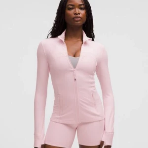 💗 Helt ny Lululemon tröja i rosa 💗 - Säljer en helt ny och oanvänd Lululemon tröja i en clean rosa färg. Riktigt mjuk och premium känsla, perfekt för både vardag, chill outfits och träning. ✨ Storlek: [S] ✨ Skick: Helt ny / aldrig använd ✨ Färg: Rosa ✨ Material: Premium Lululemon quality (stretchig & superbekväm) ✨ Kommer med stockbilder (kan skicka egna bilder vid seriöst intresse) Riktigt clean piece som sitter perfekt och funkar till nästan allt. 📦 Skickas snabbt 📍 Finns i Malmö Skriv om du vill ha fler bilder elle