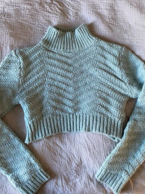 Ljusgrön stickad mag tröja - En fin ljusgrön stickad magtröja från Chiquelle som numera inte finns. Storlek M/L. Kommer från ett djur och rökfritt hem! 