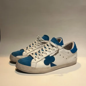 Sneakers The Gallerist - Snygga och sköna skor från The Gallerist i deras unika blåa mocka. Sparsamt använda och därav i mycket fint skick. Storlek 43. Hör av dig vid frågor 