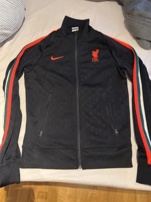 Liverpool Nike svart track jacket X Lebron James  - Nike Liverpool track jacket står xs men sitter som S