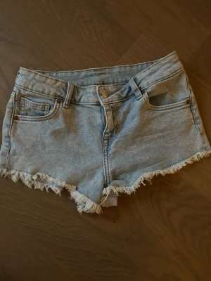 Ljusblå jeansshorts  - Lågmidjade ljusblåa jeanshorts💙