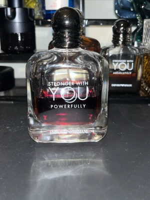 Emporio Armani Stronger With You - Emporio Armani Stronger With You Powerfully är en parfym i en stilren, genomskinlig glasflaska med svart rund kork. Doften har en djup rödbrun nyans och flaskan har tydlig logotyp och text framtill. Perfekt för dig som gillar exklusiva och moderna dofter.Ca 40-50ml/100ml kvar
