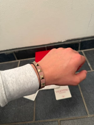 Valentino armband  - Tjabba! Säljer nu detta valentio armbandet! Det är i ett nytt skick, en liten defekt men påverkar inte! Om ni har några tankar eller funderingar är det bara att höra av sig!😄