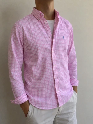 Rosa rutig skjorta från Ralph Lauren - Snygg rosa och vit rutig skjorta från Ralph Lauren med klassisk button-down krage och broderad logga på bröstet. Storlek S, pris kan förhandlas!