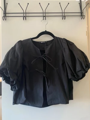 Svart blus med puffärmar Gina Tricot - Trendig svart blus från Gina Tricot med stora puffärmar och knytning framtill😍😍
