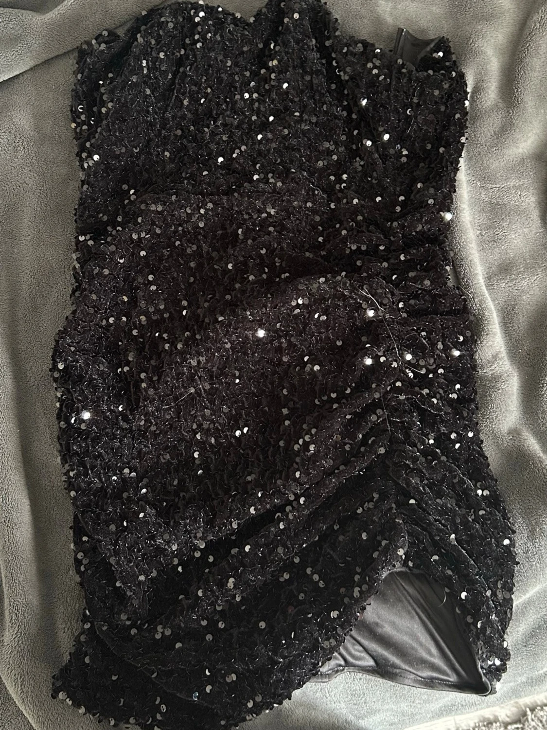 Svart glitterklänning axelbandslös - 2