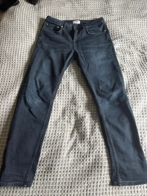 Blå  jeans från NN07 - Snygga blå jeans från NN07 med klassisk femficksmodell och diskreta slitningar. Jeansen har normal midja, dragkedjegylf och är tillverkade i mjukt denimtyg som ger en skön känsla. En lite mer baggy modell!