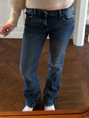 Mörkblå LTB jeans!💕💕💕 - Säljer ett par mörkblå Jeans ifrån ltb i modellen ”fallon” dom är lågmidjade och utsvängda. Jättefint skick!! Skriv vid frågor/fler bilder osv osv💕💕💕