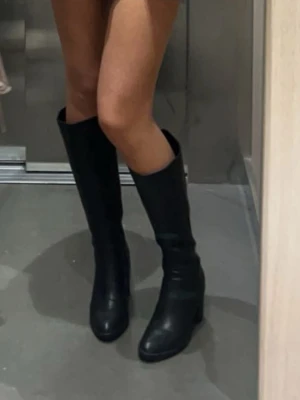 Svarta höga stövlar med klack - Svarta boots i storlek 37