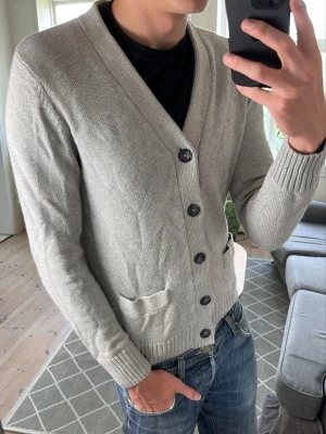 Cardigan  - Trendig och stilren! Mått: A:46 B:42 C:40 D:58 (cm) Skriv vid fundering 😇🙌
