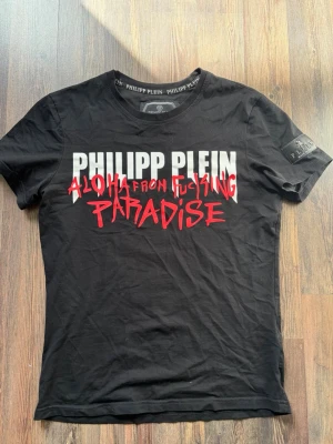 Phillip Plein t-shirt - Säljer en snygg Phillip Plein t-shirt. Storlek L men passar M. fint skick! Skriv vid funderingar:)