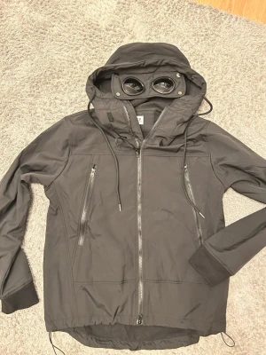 Cp company windbreaker - Säljer min cp company som jag fick i födelsedagspresent då den var för liten, priset är ej hugget i sten