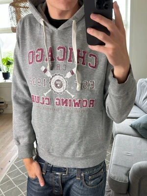 Vintage hoodie  - Stilren och skön! Mått: A:50 B:50 C:51 D:62 (cm) Skriv vid fundering 😇🙌Storlek L men den passar även M