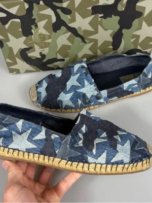 Valentino espadrilles - Sjukt feta espadrillos från valentino i väldigt bra skick, perfekta för sommaren! Storlek 41 kan även passa större. OG Box och kort medföljer. Hör av er vid frågor!