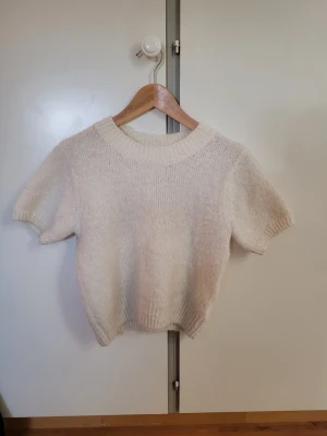 Vit stickad tröja Gina Tricot - Kortärmad stickad tröja från Gina Tricot. Lite nopprig!
