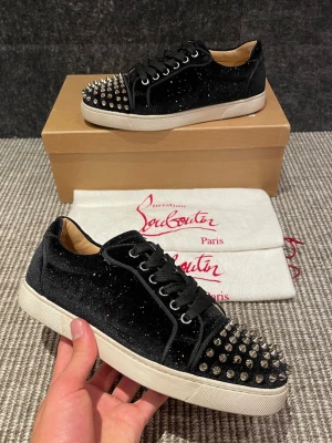 Christian Louboutin skor  - Hej, säljer nu dessa svin snygga Loubs skor. Skorna är i extremt bra skick!  Begränsat antal boxar och dustbag. Hör av dig vid frågor.
