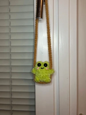 Virkad car hanger - Virkad ”car hanger” med en gungande groda, perfekt att hänga i bilen eller att ha som dekoration hemma☺️ Säljer även car hangers med andra djur på min sida!💗