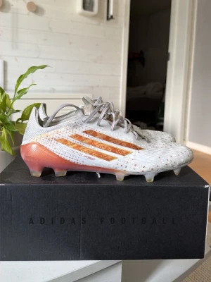 Adidas f50 salah - Säljer ett par Adidas f50 elite salah i gott skick storlek 44 2/3. Köpte dem för 3199kr på unisport för ungefär 1 månad sedan👍🏼