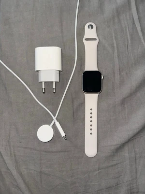 Apple Watch Series 2 GPS aluminium - Apple Watch Series 2 GPS med aluminiumboett. Kommer med laddare och adapter. Silikonarmband i storlek S/M och M/L ingår i priset. Kommer utan kartong då jag råkat slänga den. Perfekt för dig som vill ha koll på notiser, träning och hälsa direkt på handleden.