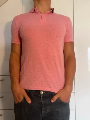 Rosa piké från Massimo Dutti - Rosa piké tillverkad i 100% bomull från Massimo Dutti. Strl S. Inga defekter. Modellen är 178 cm och väger 77 kg. Hör gärna av dig vid frågor!