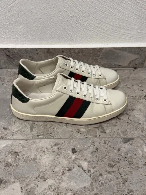 Gucci Ace - Gucci Ace || Storlek EU 40,5 UK 6,5 || Skorna är i mycket bra skick (se bilder) || Tveka inte på att höra av dig vid frågor eller funderingar 