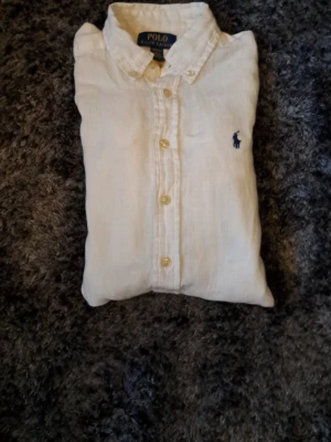 Ralph lauren linneskjorta - Ralph lauren linneskjorta. Den är bra skick och riktig härligt och skön nu för sommarn. Skriv privat om ni vill diskutera om den eller snacka om pris och svarar så snabbt som möjligt😄👍 (ny pris 1 495sek)