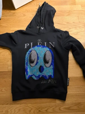 Svart hoodie Plein x Lil Boo blå motiv - Snygg hoodie från Philippe plein hoodien är storlek S och sitter perfekt på mig som är 1,80 cm hör av er vid frågor !