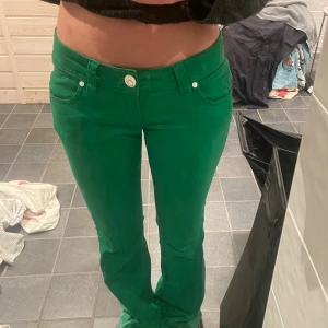 Green Low-Rise Flared Pants – Size S - Super cute bright green flared pants in size S. Bought second-hand for around 500 SEK and only worn about 3 times by me. No flaws, stains, or holes – great condition!  Selling because they don’t fit my style anymore. Brand unknown.  Perfect for Y2K, vintage, indie, and statement outfits ✨  📩 Message me if you have any questions!