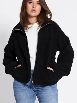Svart teddyjacka med dragkedja - Mysig svart teddyjacka med hög krage och dragkedja framtill. Jackan har två stora fickor och en avslappnad passform. Perfekt för att hålla värmen och ge en trendig look. Tillverkad i mjukt, fluffigt material.