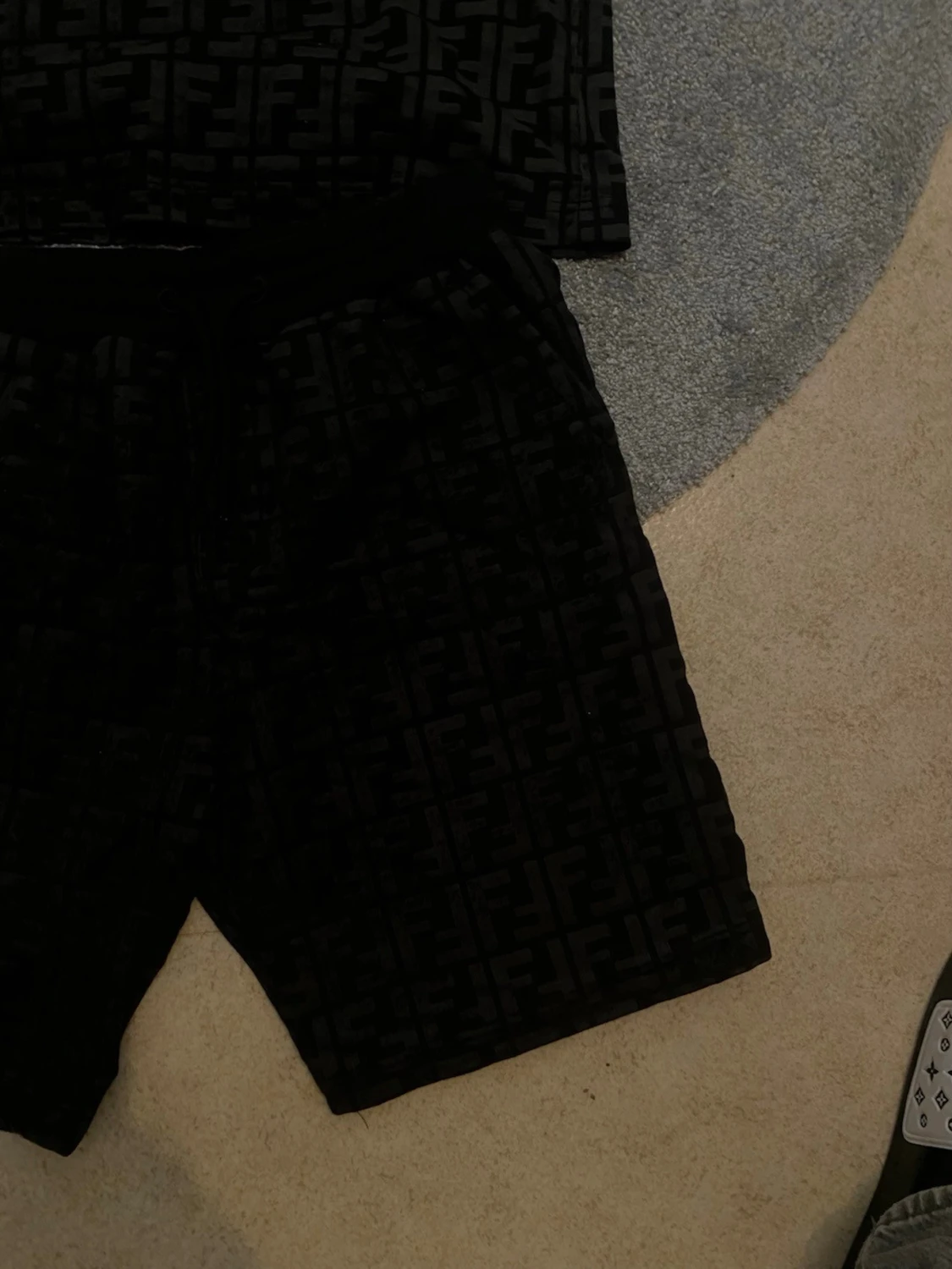 Svarta Fendi shorts och t-shirt med logomönster - 1