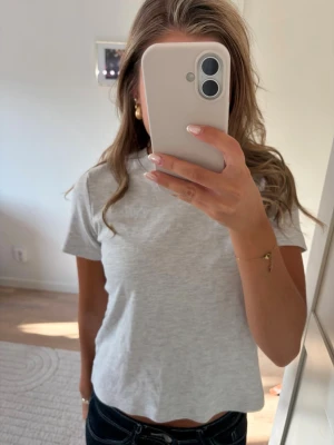 Ljusgrå basic t-shirt - En enkel och stilren ljusgrå t-shirt ifrån bershka i storlek xs❤️