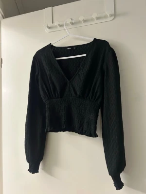 Svart topp/blus - Långärmad svart blus/topp från ONLY💕    Storlek XS, Pris kan diskuteras!