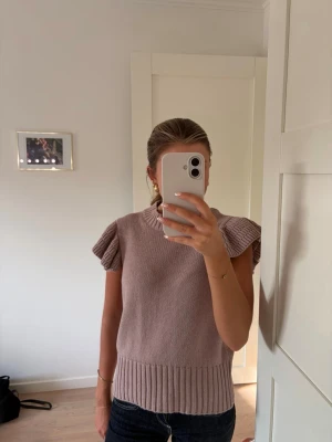 Ljuslila stickad topp med volangärm - Supersöt ljuslila stickad topp med volangärmar och ribbade detaljer. Kommer ifrån Holly and white (Lindex) och är i storlek s!💕