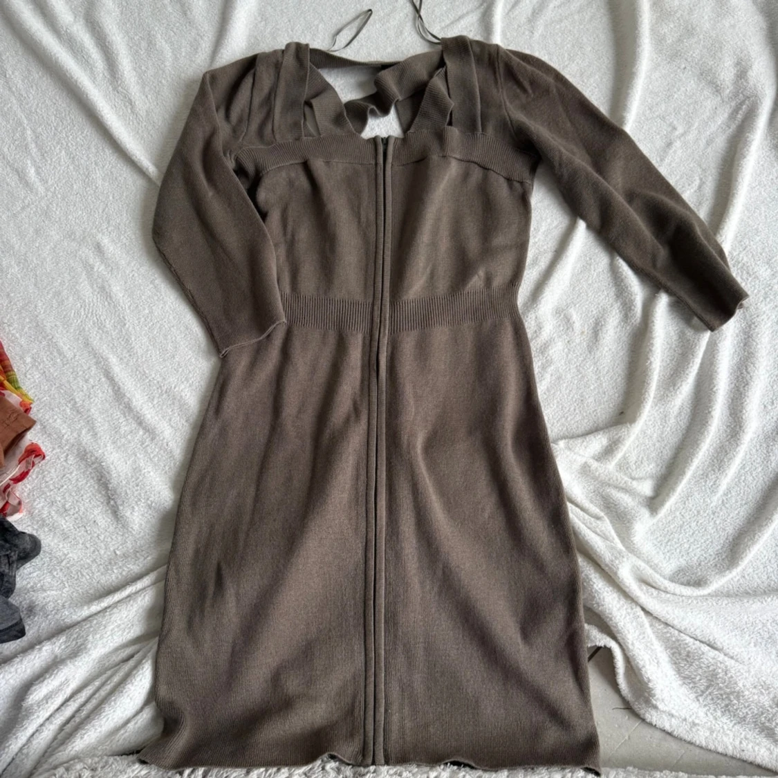 Khaki stickad klänning med knyt - 1