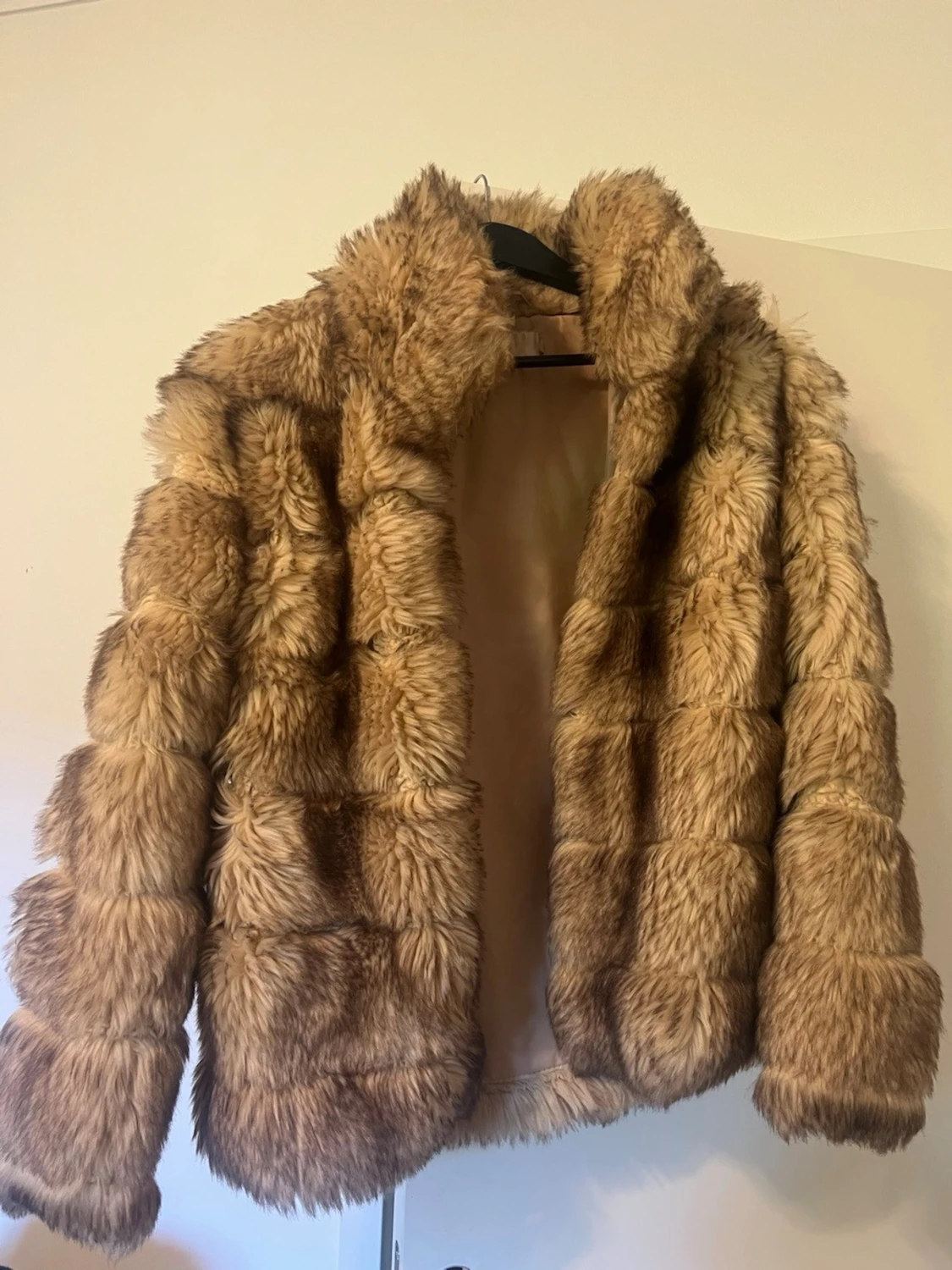 Beige fuskpälsjacka från NLY Trend