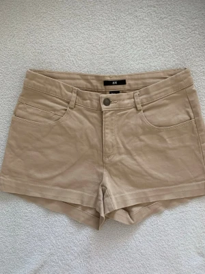 H&M Beige/sand shorts strl 36 - Beige shorts från H&M i storlek 36.