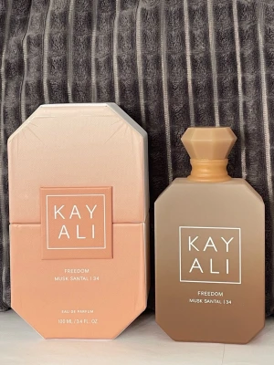 Kayali Freedom Musk Santal 34 EdP - Kayali Freedom Musk Santal 34 eau de parfum 100ml flaska köpt från sephora  Noter  Pink pepper Soft freesia  Soft Lily  Orange blossom Candied amber Musk santal   Den är test sprayad.  Se bilder Automizern sprayar försiktigt.  