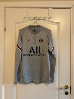 Nike PSG Tröja - Mängdrabatt finns! Ju fler plagg du köper, desto bättre pris kan jag ge