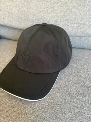 Nya! Svart och Blå kepsar från Loro - Båda för 760, 1 för 420. Tar även byten. Klassisk böjd skärm med vit kantdetalj och stilren design. Tillverkad i ett tunt, funktionellt material som känns lyxigt och passar perfekt till streetwear eller casual outfits. 