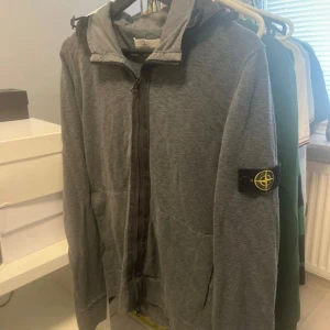 Stone Island cardigan - Stilren stone Island cardigan i storlek xs perfekt för kyligare kvällar, pris är inte hugget i sten!