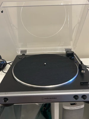 Audio technica AT-LP60XUSB record player - Locket har en liten spricka, nålen följer inte med spåren på skivorna som den ska, en ny nål behövs möjligen. Drivremmen kan behöva bytas. 