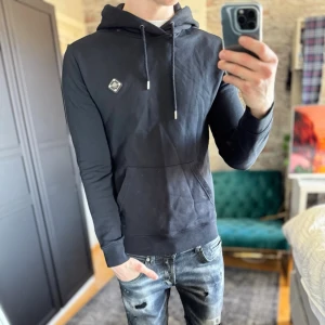 J.lindeberg hoodie - Mycket bra skick, inga defekter! Passar dig som är mellan 175-185cm ungefär. Modellen är 185 cm, 75kg. Passar bra nu till våren! Skriv för mer information!🤝