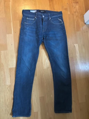Blå raka jeans från Replay - Säljer ett par klassiska blå jeans från Replay, modell Grover. Storlek 31 använt 1 gång